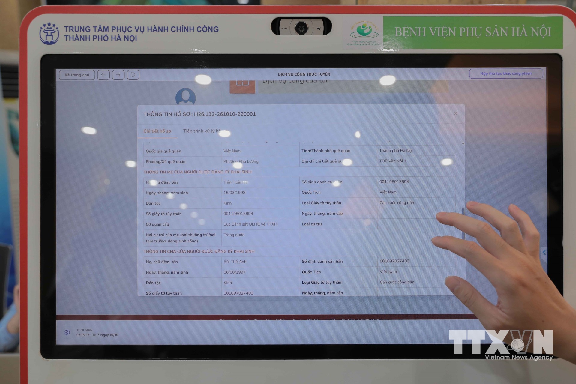 Chỉ mất khoảng 15 phút với vài thao tác quét mã QR, người dân đã hoàn thành thủ tục đăng ký khai sinh cho con nhờ mô hình Kiosk do Trung tâm Phục vụ hành chính công thành phố Hà Nội phối hợp với Bệnh viện Phụ sản Hà Nội triển khai. (Ảnh: Phan Phương/TTXVN)